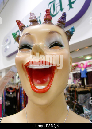 Crazy à grand sourire souriant mannequin de magasin dans un grand magasin. Banque D'Images