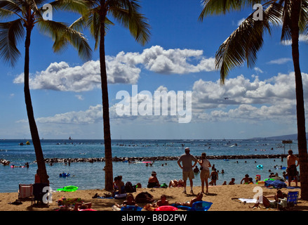 Les touristes abondent dans une journée type sur la plage de Waikiki. Banque D'Images