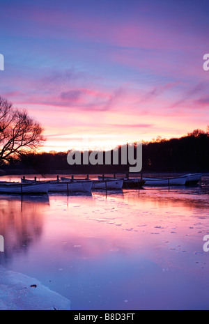 Un lever de soleil sur l'hiver gelé un large sur l'Ormesby Norfolk et Suffolk Broads, UK Banque D'Images