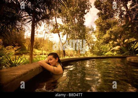 Woman Relaxing Piscine chaude Blancaneaux Lodge, San Ignacio, Belize Banque D'Images