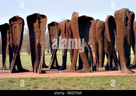 Métal non reconnus de la sculpture en plein air, sculpteur polonais Magdalena Abakanowicz, Parc Cytadela, Poznan, Pologne Banque D'Images