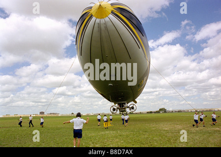 Le personnel au sol se stabilise Goodyear Blimp pour fournir la couverture des antennes, des Jeux panaméricains de Winnipeg, Manitoba Banque D'Images