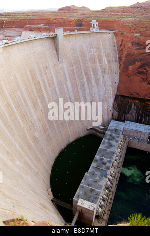 Barrage de Glen Canyon situé sur la rivière Colorado près de Page en Arizona est utilisé pour la production d'énergie hydroélectrique Banque D'Images