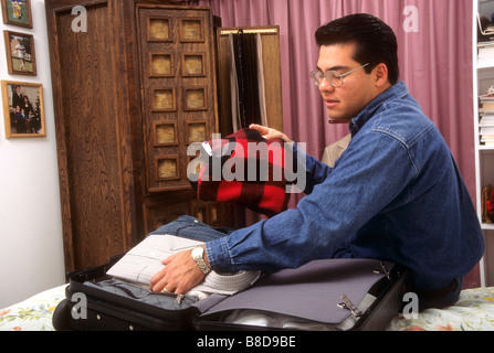 Man packs de voyage Banque D'Images