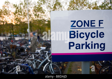 Un homme perçoit sa banlieue location de la zone de stationnement vélo à la gare d'oxford Banque D'Images