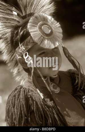Sioux Lakota native American enfant en costume traditionnel Banque D'Images