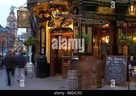 London pub traditionnel nr Covent Garden avec le Globe Theatre au-delà, le West End, Londres, UK Banque D'Images