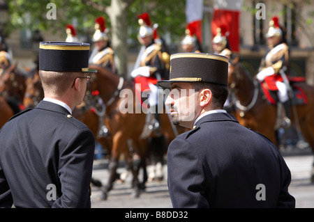 Les gendarmes (police) et français (cavalerie) escorte présidentielle sur les Champs Elysses, Paris, France Banque D'Images