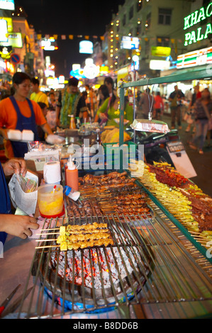 L'alimentation de rue en vente sur la Khao San Road, Bangkok, Thaïlande Banque D'Images