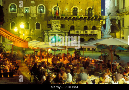 Les gens dans la salle à manger la Piazza dei Signori, Vérone, Italie Banque D'Images