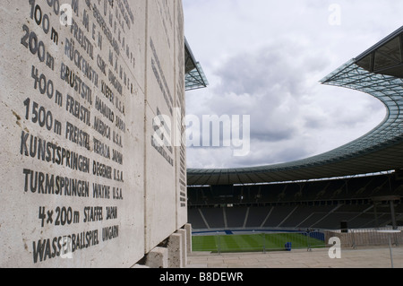 Des tablettes de pierre avec résultats de Jeux olympiques de 1936 à l'Olympiastadion Berlin Allemagne Banque D'Images