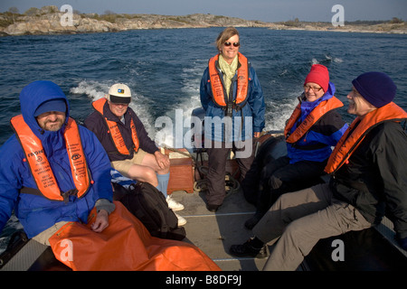 Les touristes américains arrivant en zodiac pour Bullero à l'île de l'archipel suédois, Suède Mer Baltique Banque D'Images