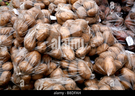 Sacs de pommes de terre en vente à Londres Farmers Market Banque D'Images