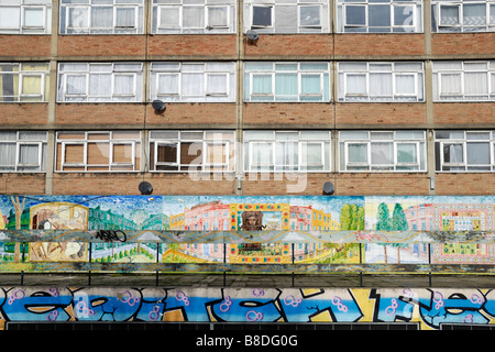 Bloc de logement du Conseil et la peinture murale Banque D'Images