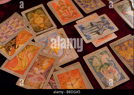 Les cartes de tarot de lecture sur une table Banque D'Images