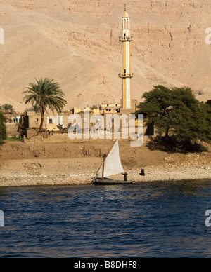 En felouque Nil avec des maisons et de la mosquée sur le côté de la rivière. Banque D'Images