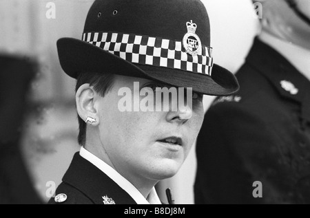 West Midlands Police woman portant une boucle d'oreille d'un porc en 1989 England Uk Banque D'Images