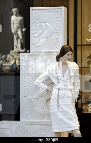 Boutique Chanel Fenêtre, avec la réflexion de la fontaine de Neptune, Piazza della Signoria, Florence, Toscane, Italie Banque D'Images