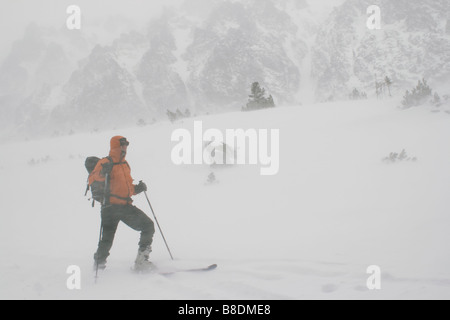 Tempête de neige en ski de randonnée Banque D'Images