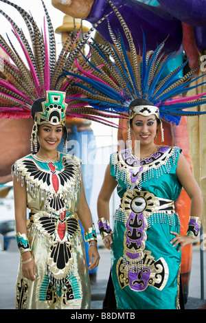 Les femmes en costumes aztèque Banque D'Images