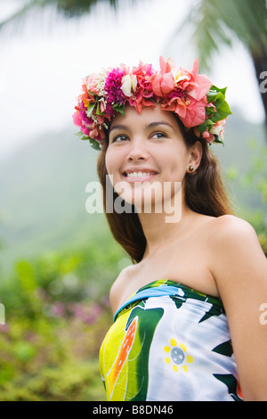 Jeune femme avec des fleurs dans les cheveux à Moorea Banque D'Images