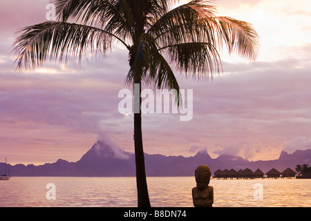 Coucher de soleil sur Tahiti avec vue sur Moorea Banque D'Images