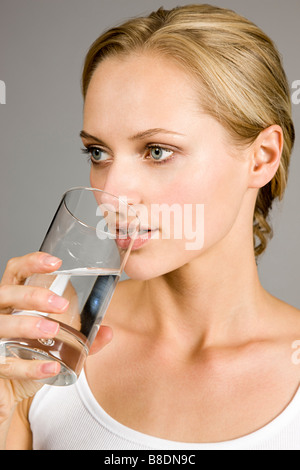 Jeune femme de l'eau potable Banque D'Images