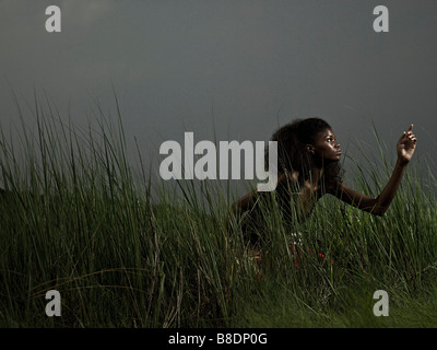 Athlète féminin dans l'herbe Banque D'Images