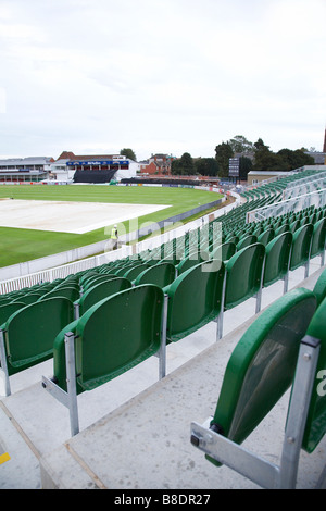 Des rangées de sièges vides à Somerset cricket club taunton angleterre avec construction en cours à l'arrière-plan Banque D'Images