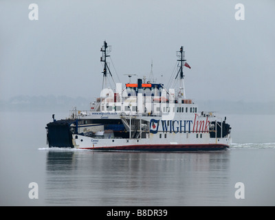 L'Wightlink bientôt d'être à la retraite car-ferry "Cenred' en direction de Lymington à Yarmouth Île de Wight. Banque D'Images