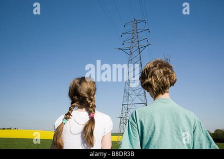 Les enfants par pylône Banque D'Images