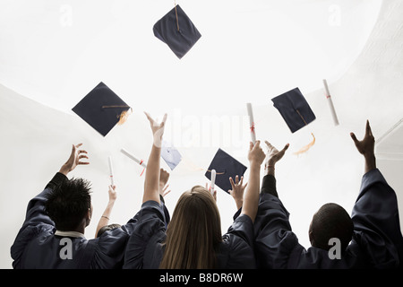 Graduates throwing mortarboards Banque D'Images
