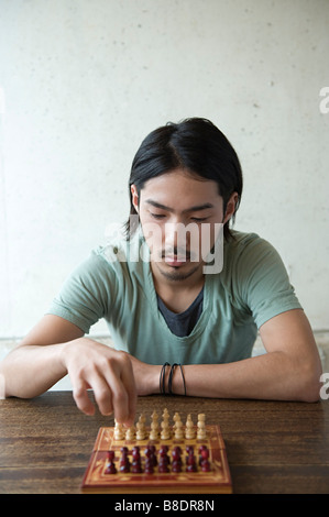 Jeune homme jouant aux échecs Banque D'Images