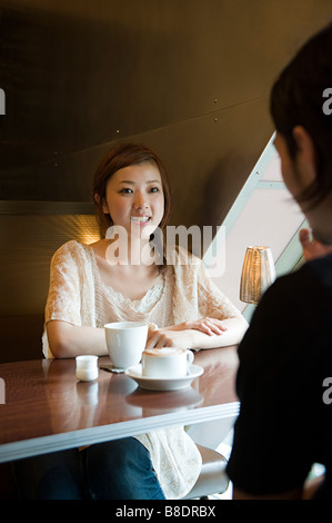 Young couple having coffee Banque D'Images