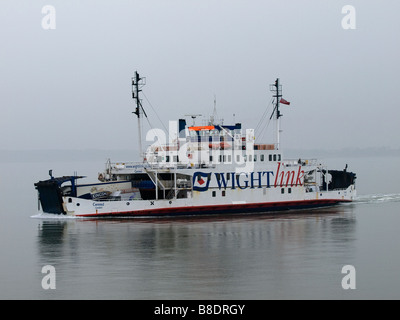 L'Wightlink bientôt d'être à la retraite car-ferry "Cenred' en direction de Lymington à Yarmouth Île de Wight. Banque D'Images