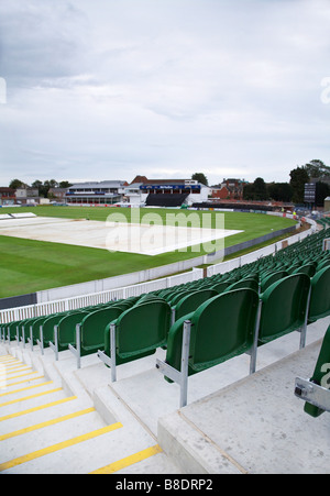 Des rangées de sièges vides à Somerset cricket club taunton angleterre avec construction en cours à l'arrière-plan Banque D'Images