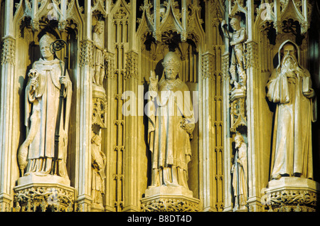 St Albans cathédrale médiévale du 15e siècle retable intérieur détail Bède le Vénérable pape Adrian statues statue en pierre sculptée Banque D'Images