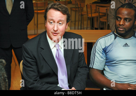 David Cameron MP visite un centre de jeunesse dans l'ouest de Londres au cours de sa campagne pour la direction du parti conservateur Banque D'Images