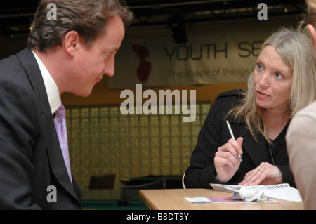 Député conservateur David Cameron parle à des journalistes au cours de sa campagne pour la direction du parti. Banque D'Images