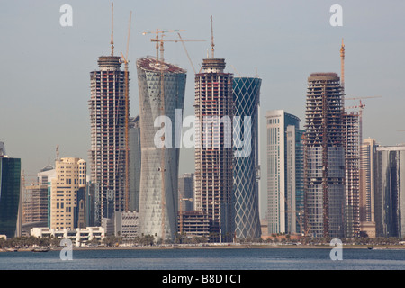 La construction de gratte-ciel Skyline in Doha Qatar Banque D'Images