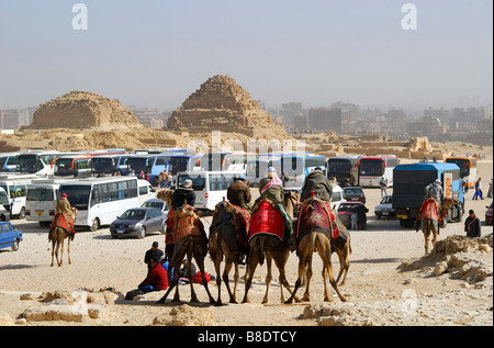 Le Caire, Égypte. Triste Réalité des pyramides de Gizeh, avec entraîneurs tour dominant la scène. L'année 2009. Banque D'Images