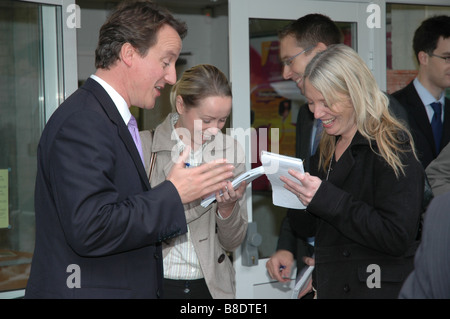 Député conservateur David Cameron parle à des journalistes au cours de sa campagne pour la direction du parti. Banque D'Images