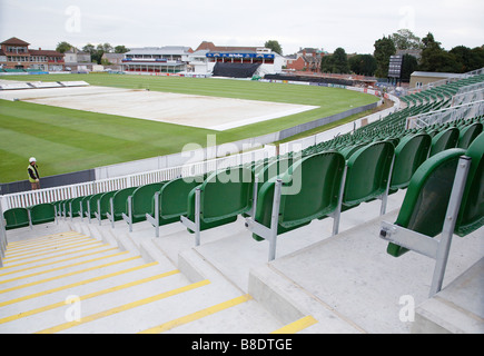 Des rangées de sièges vides à Somerset cricket club taunton angleterre avec construction en cours à l'arrière-plan Banque D'Images