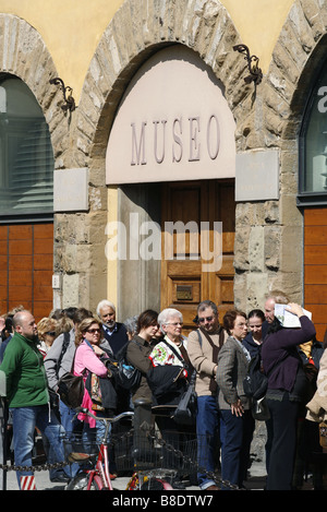 Les gens attendent pour entrer Museo dell'Opera, Florence, Toscane, Italie Banque D'Images