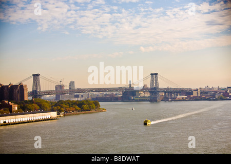 New York City NYC taxi de l'eau sur l'East River. Vue du pont de Manhattan avec Williamsburg Bridge en arrière-plan Banque D'Images
