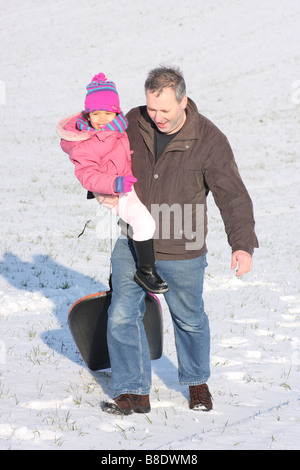 Père blanc fille toddlerl ethnique noir mixed race happy smiling amusement jouer jeune glace neige Banque D'Images