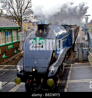 LNER Classe A4 4 6 2 Non 60007 Sir Nigel Gresley 'cathédrales' Express locomotive vapeur voyager dans la station de Reigate Surrey Banque D'Images