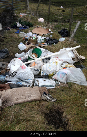 Déchets de construction à voler sur les Maures au-dessus de Wainstalls, Halifax, West Yorkshire Banque D'Images