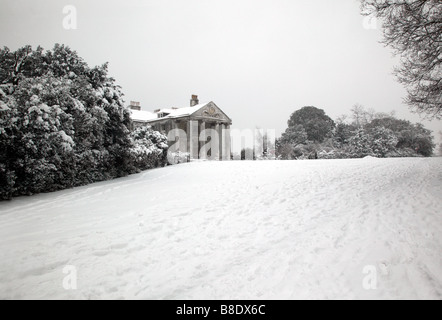 Photo de l'hôtel particulier à Beckenham Place Park, avec le parking en face déserte et couverte de neige. Banque D'Images