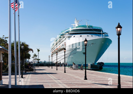 Le bateau de croisière Royal Caribbean enchantement "de la mer" accosté au terminal des croisières à Key West, Florida Keys, USA Banque D'Images
